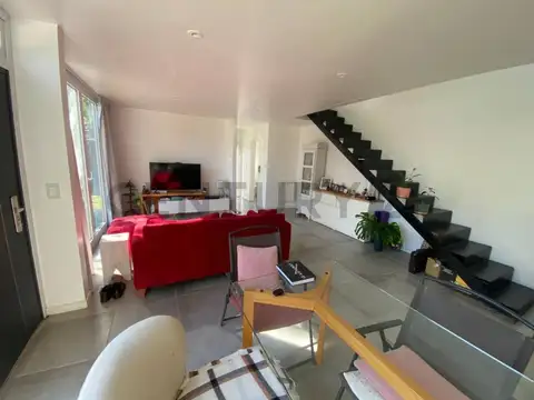 Dúplex en venta en City Bell 485 e 31 y 31bis con cochera y patio.