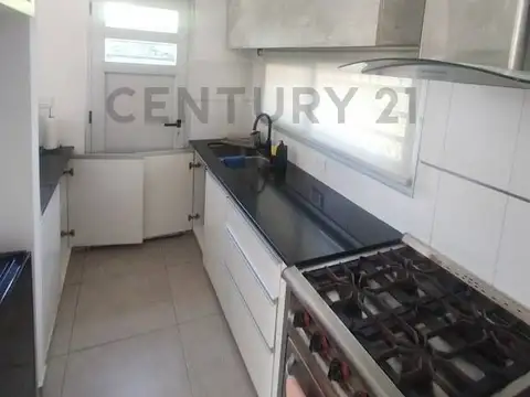 Casa en Alquiler con 2 cocheras