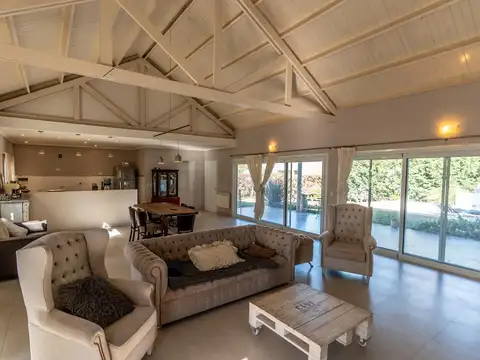 Casa en venta de 5 ambientes en barrio privado arroyo dulce apta credito hipotecario con piscina