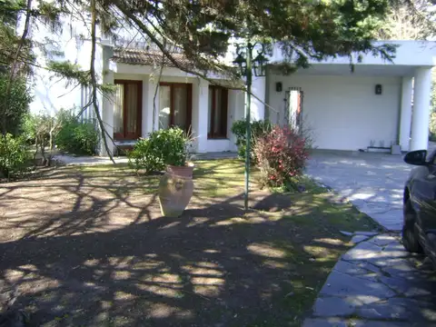 Excelente casa ubicada en 2 lotes  centrales en venta U$S 285.000