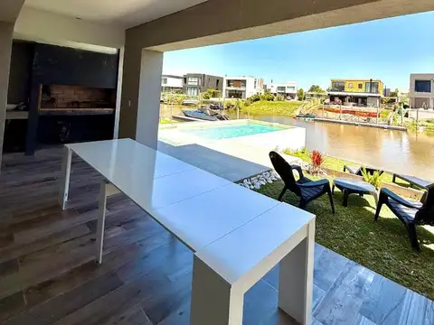 Casa en Alquiler en Barrio Náutico Canal, USD 3.500
