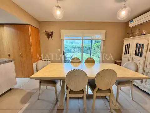 Casa 4 ambientes con 2 baños