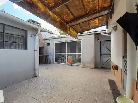 Casa 6 ambientes con 2 baños
