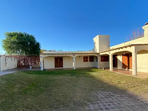 Casa 4 ambientes con 2 baños