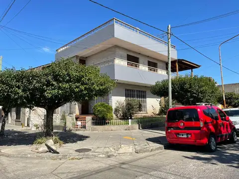 Casa de 5 ambientes en esquina, Lomas del Mirador!
