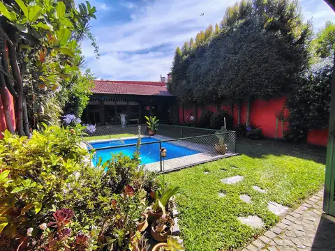 VENTA EXCELENTE CASA CON JARDÍN QUINCHO Y PISCINA — BARRIO RIVER