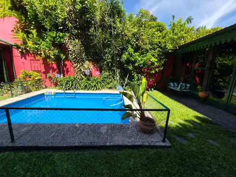 VENTA EXCELENTE CASA CON JARDÍN QUINCHO Y PISCINA — BARRIO RIVER