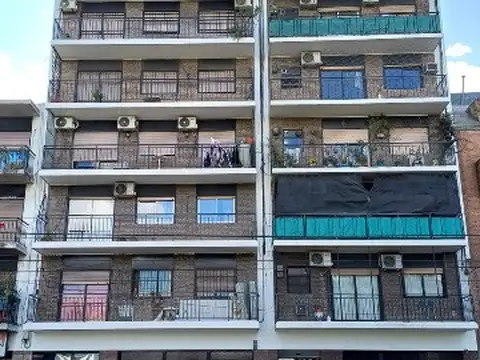 SE VENDE 3 ambientes con balcón corrido