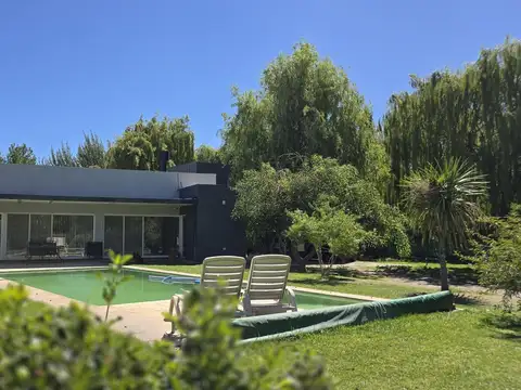 Casa 8 ambientes con 4 baños