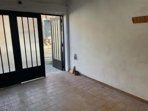 Casa con pequeño local alquilado
