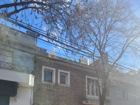P.H  en venta en Chacarita. Amplio y con patio. Para refaccionar!