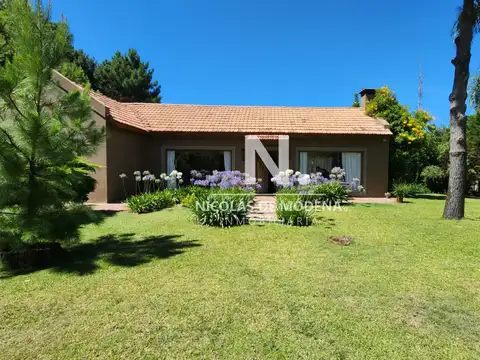 Vende casa de 2 dormitorios, con excelentes espacios en el Tesoro.