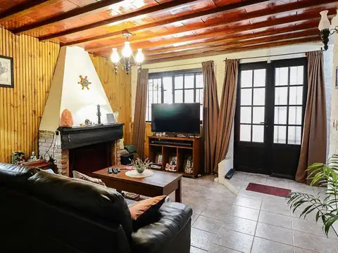 Casa 8 ambientes con 3 baños