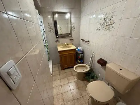 VENTA CASA 4 AMBIENTES EN VILLA INSUPERABLE