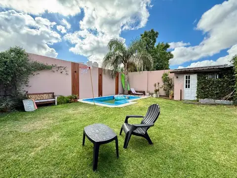 Hermosa casa 4 ambientes en villa luzuriaga con parque y piscina