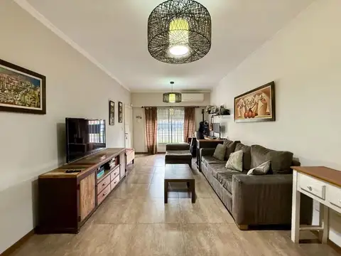 Hermosa casa 4 ambientes en villa luzuriaga con parque y piscina