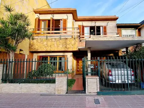 CASA A LA VENTA 5 AMBIENTES con jardín y cochera