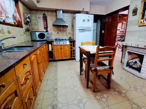 CASA A LA VENTA 5 AMBIENTES con jardín y cochera