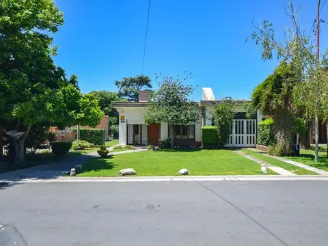 VENTA CASA 3 AMBIENTES  PARQUE Y GARAGE CAISAMAR