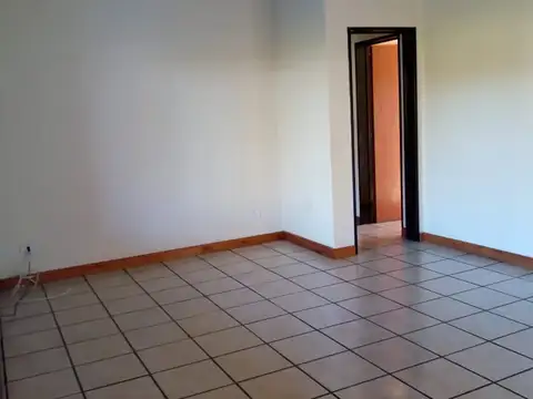 Casa en Alquiler con 2 cocheras