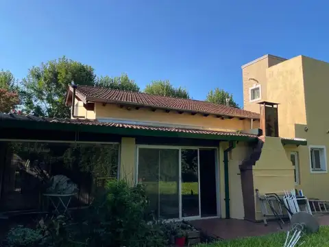 Casa 6 ambientes con 2 baños