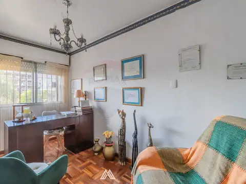 VENTA CASA EN POCITOS CON COCHERA Y PATIO