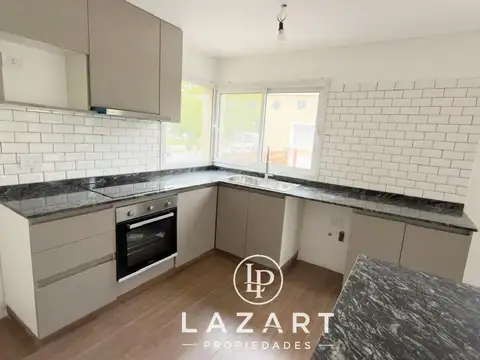 Casa 4 ambientes con 2 baños