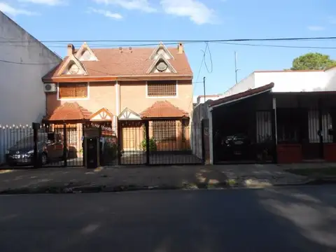 IMPECABLE DUPLEX 4 DORMIS - 1 SUITE - , COCHERA, AMPLIO JARDIN, 4 BAÑOS  