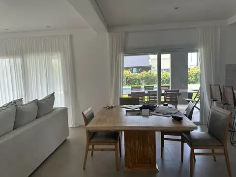 Casa 5 ambientes con 4 baños