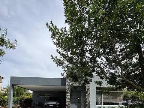 Casa en Venta con 3 cocheras