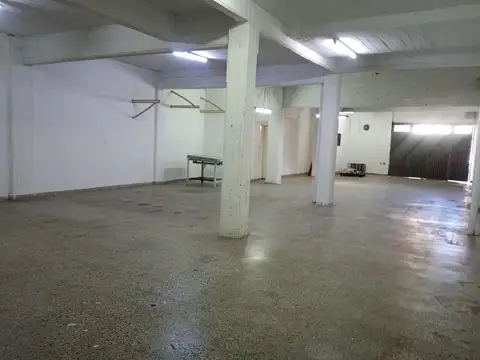Galpon en PH en alquiler de 170m2 con portón manual y entrada de auto