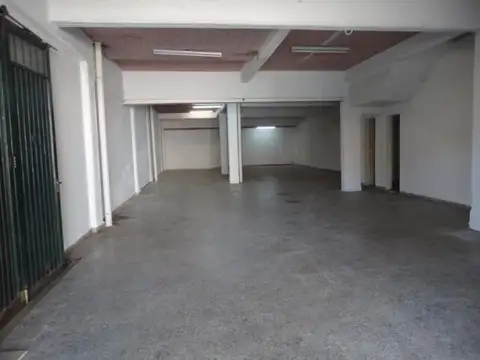 Galpon en PH en alquiler de 170m2 con portón manual y entrada de auto