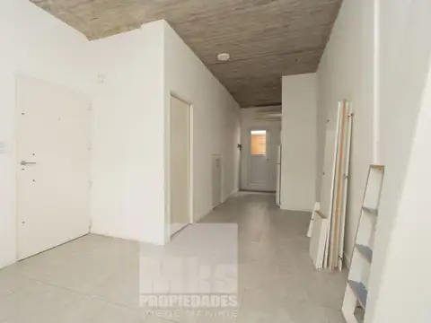 Venta con Renta. 9% anual en USD. PH Monoambiente con patio. Edificio casi a estrenar.
