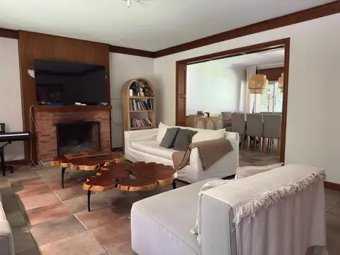 Casa 5 ambientes con 4 baños