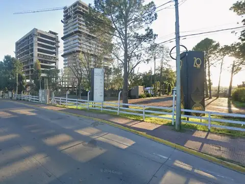 Terrenos disponibles frente a Riviera Park.