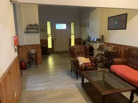 CASA 5 AMB. CON GARAJE CUBIERTO Y DESCUBIERTOS VARIOS AUTOS, DPTO 2 AMB. MAS PARQUE AMPLIO