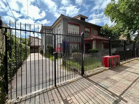 Casa 8 ambientes con 4 baños
