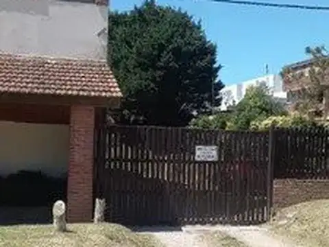 PINAMAR,DEPARTAMENTO 3 AMBIENTES, METROS DEL MAR, COCHERA  EXCELENTE BICACION Y ESTADO GENERAL