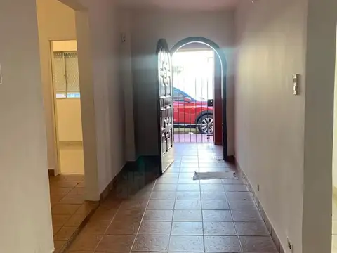 Casa 6 ambientes con 2 baños