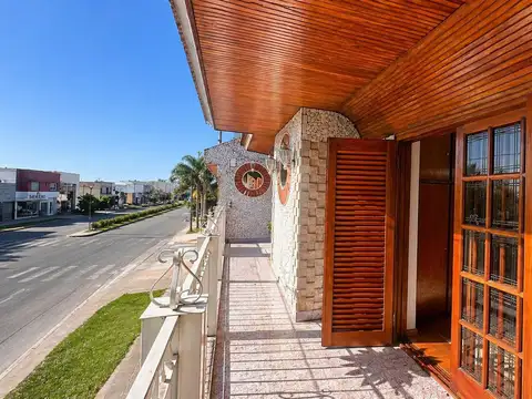 VENTA CASA 3/4 DORM - APTA BANCO-  Avenida 32 entre 134 y 134 bis - LA PLATA