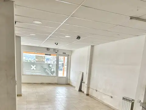 Local comercial de aprox 42 m2 cubiertos con baño.