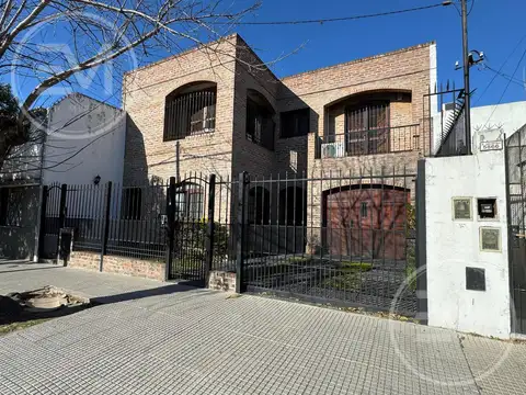 Venta Casa 5 Ambientes, 2 Cocheras