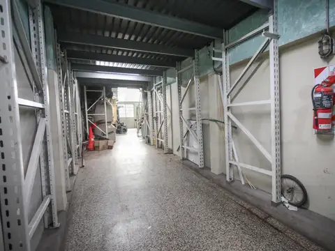 Propiedad en Block sobre Lote de 8.66x41.34 Local comercial   3 deptos. en Parque chacabuco