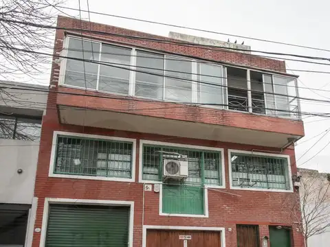 Propiedad en Block  Local Comercial   3 deptos. en Parque Chacabuco, sobre Lote de 8.66x41.34