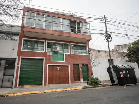 Propiedad en Block sobre Lote de 8.66x41.34 Local comercial   3 deptos. en Parque chacabuco