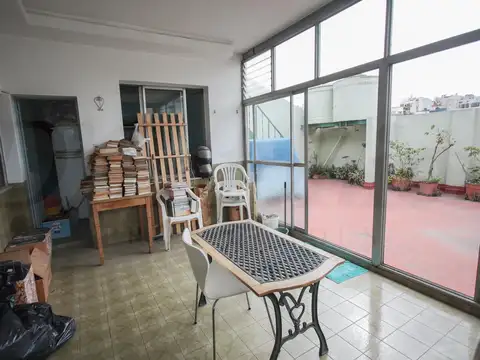 Propiedad en Block  Local Comercial   3 deptos. en Parque Chacabuco, sobre Lote de 8.66x41.34