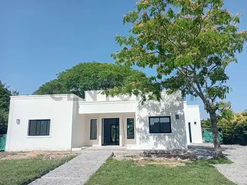 Venta de casa 5 ambientes en una planta San Matias Puertos Canton - A ESTRENAR con pileta