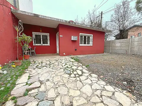 lomas la merced ,Casa 1 planta, lote 10x23, techo losa, 4ambientes ,patio, garage