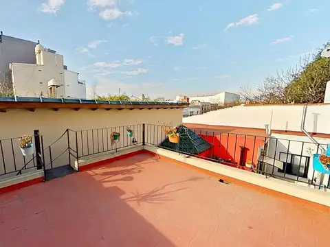En venta Colegiales Casa 4 ambientes lote propio con quincho y terraza con parrilla sin expensas