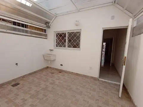 Excelente dúplex de tres ambientes con patio y cochera